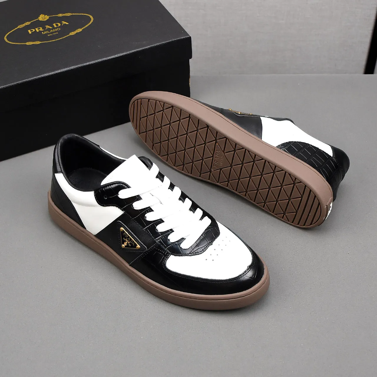 PP400👟👟👟Prada set off the audience! Prada, an international brand that is constantly innovating, this men's casual shoe, the original version, made of cowhide leather at a ratio of one to one at the store, with leather feet and rubber non-slip outsole, breathable and comfortable, quality speaks for itself👄38-44